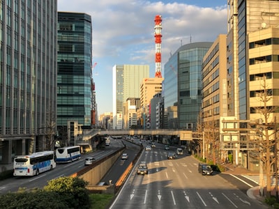 一条高速公路的城市照片